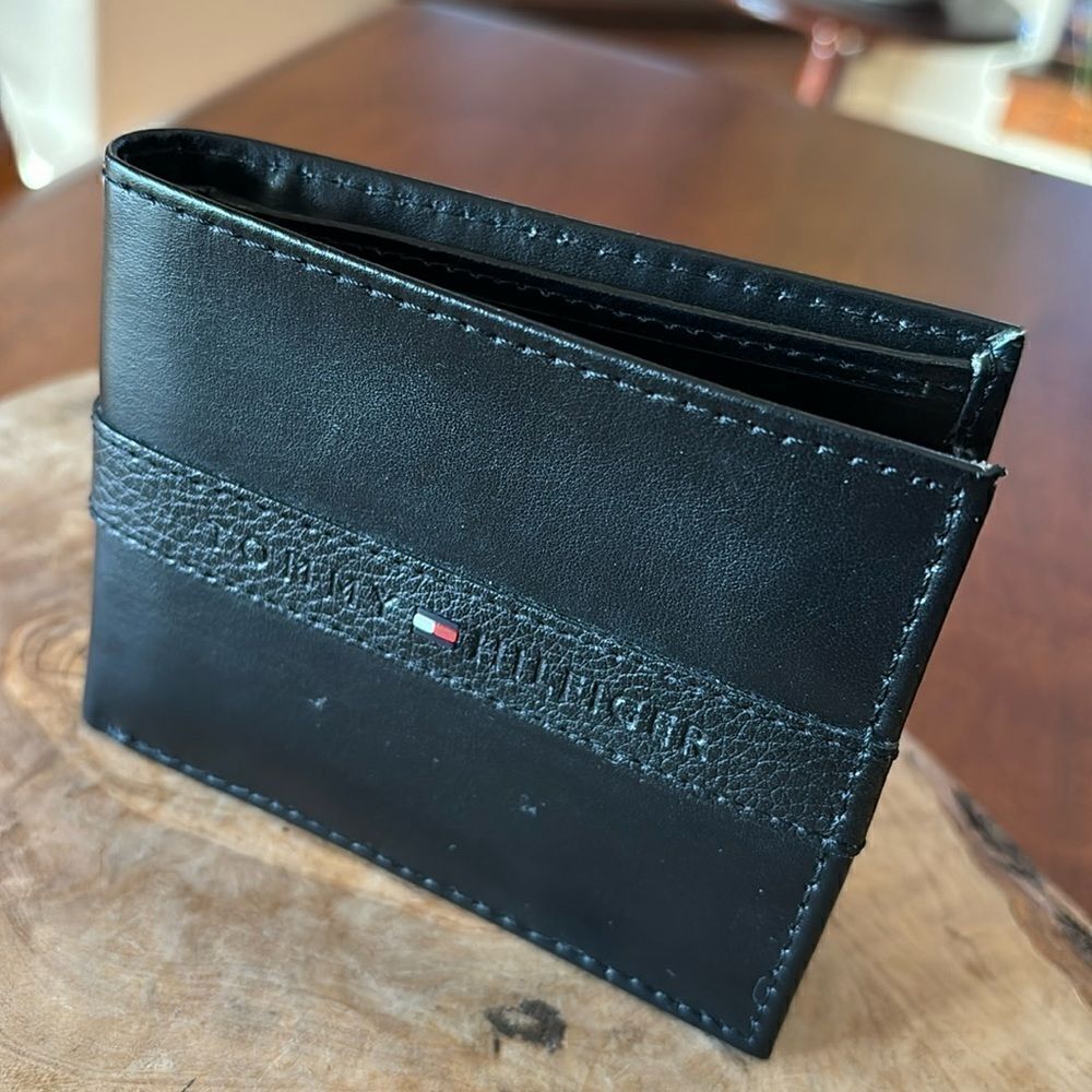 Tommy Hilfiger Men's Passcase Wallet with Removable ID Window